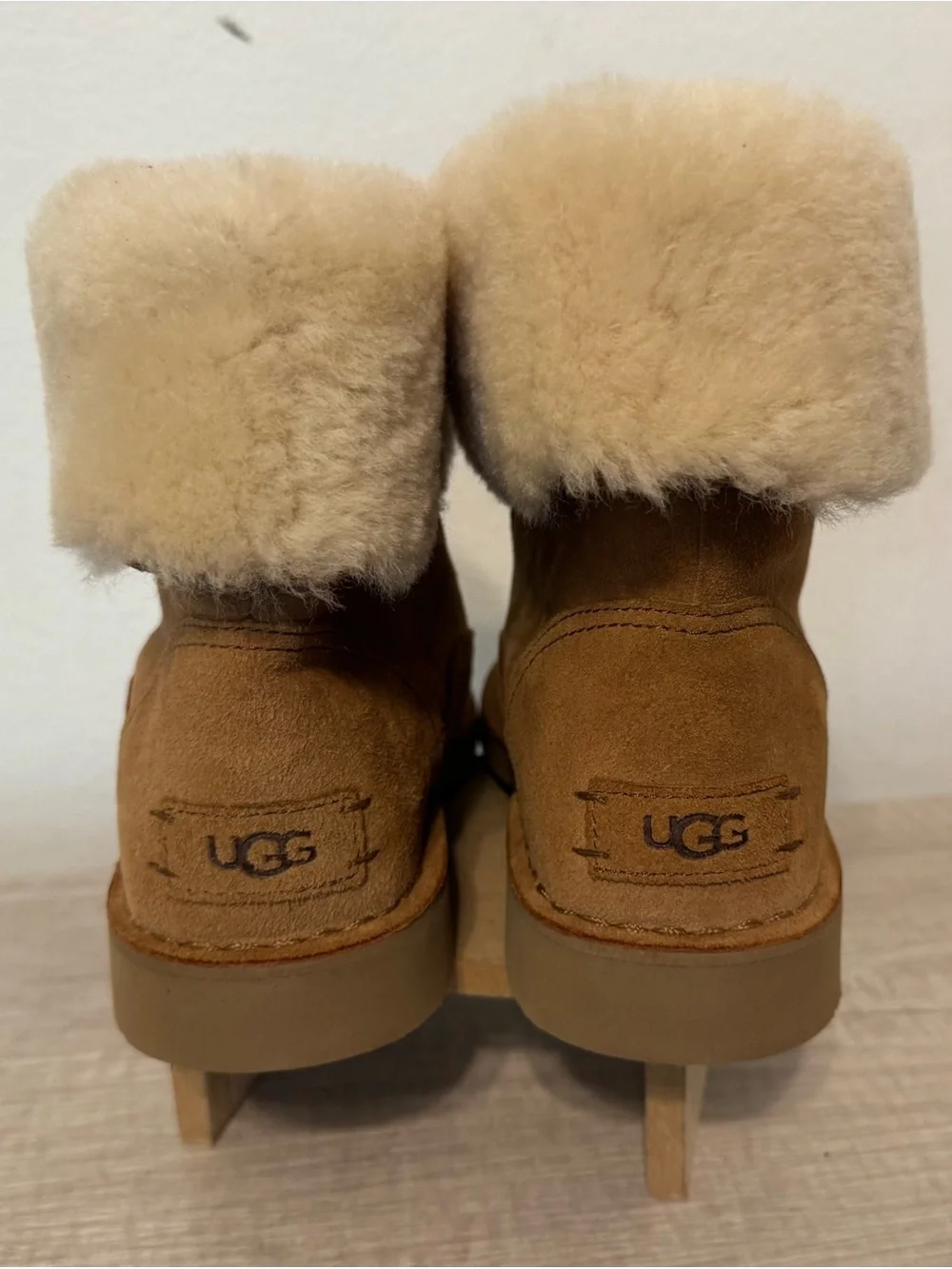 UGG WEYLYN LACE CHESTNUT SHEARLING CUFF ANKLE BOOTS WARM COZY WINTER SNOW SIZE 6